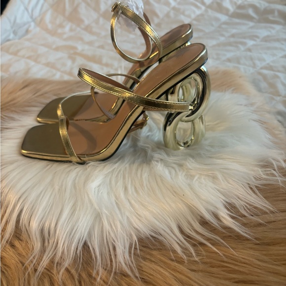 GOLD SEXY SCULPTURAL HEEL. - Picture 4 of 8